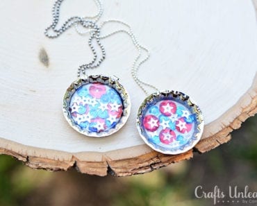 pysseltips, pyssel, pyssla, DIY, skapa, kreativitet, inspiration, idéer, pysselidéer, remake, kapsyl, halsband, paljetter, mod podge, barnpyssel, enkelt pyssel, pyssel för barn