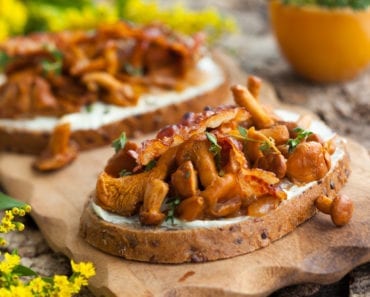 kantarelltoast, kantareller, toast, svampplockning, plocka svamp, mat, vegetarisk rätt, matlagning, recept, svamp, schalottenlök