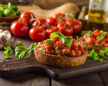 italiensk mat, recept, italienska rätter, bruschetta, tomat, persika, förrätt, bröd, Italien, vegetarisk, vego, vegansk, rätt, mat, basilika, surdegsbröd