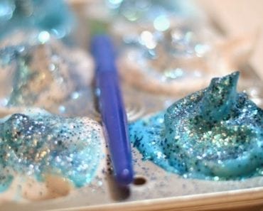 pyssel, pysseltips, pysselidé, inspiration, kreativitet, skapa, skapande, barns skapande, vinter, vinterpyssel, pyssla, pyssel för barn, barnpyssel, pyssel för skola, pyssel för förskola, familjepyssel, färg, målarfärg, rakkräm, göra egen färg, Disney, Frost, Elsa, måla, Frozen, fluffig färg