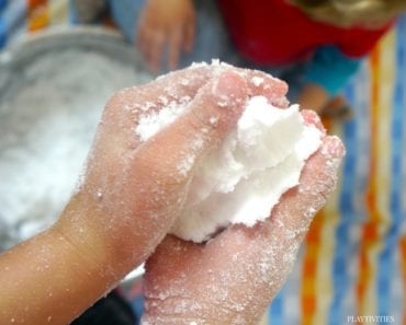 göra snö, snö, låtsas snö, låtsassnö, fejk snö, fejksnö, pyssel, pysseltips, pysselidé, inspiration, kreativitet, skapa, skapande, barns skapande, vinter, vinterpyssel, pyssla, pyssel för barn, barnpyssel, pyssel för skola, pyssel för förskola, familjepyssel, leka, lekar, vinterlekar, snölekar