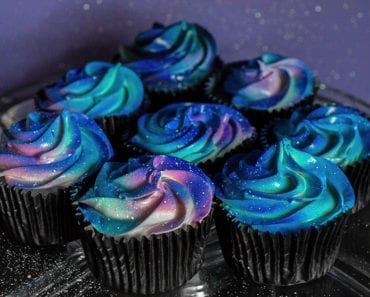 galax, stjärnor, galaxmönster, tårta, bakverk, cupcake, kaka, kakor, stjärnhimmel, tårtdekor, dekorera bakverk, inspiration, pyssel, pysseltips, baktips, pyssla, baka, frosting