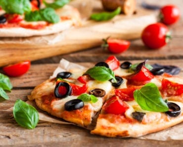 vego, vegopizza, recept, pizza, vegansk pizza, recept, mat, matglädje, inspiration, matinspiration, nyttig pizza, tofu, tofumozzarella, tofu mozzarella, mozzarella, tomater, oliver