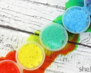 experiment, experiment för barn, barn, familj, skola, fritids, förskola, aktiviteter, lära sig, kunskap, naturkunskap, experimentera, prova nya saker, utforska, stimulera barns lärande, nyfikenhet, uppmuntra barns nyfikenhet, pyssel, pyssla, pysseltips, regnbåge, färger, regnbågens färger, explosion, exploderande, exploderande regnbåge, karamellfärger, vinäger, bakpulver