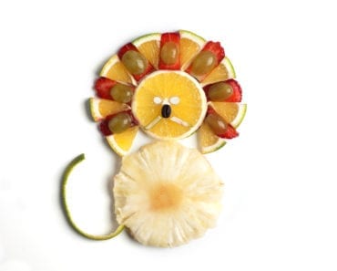 frukt, frukter, mat, fruktstund, göra mat rolig, kreativ mat, pyssel, pyssla, pysseltips, leka med mat, pyssla och lek, familj, barn, barnpyssel, pyssel för barn, familjepyssel, skola, fritids, förskola, jordgubbe, jordgubbar, clementin, mandarin, vindruva, vindruvor, ananas, ananasskiva, blandade frukter, tutti frutti, lejon, lejonman