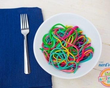 recept, recept för barn, laga mat med barn, baka med barn, baka, baktips, matinspiration, bakinspiration, pyssel, barnpyssel, pyssel för barn, pysseltips, pasta, spaghetti, färga pasta, leka med maten, regnbågens färger, spaghetti i regnbågens färger