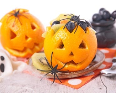 recept, kreativ mat, pyssel, barnpyssel, rolig mat, skapa med mat, halloween, halloweenpyssel, pumpalyktor, apelsinlyktor, karva ur pumpor, karva ur apelsin, fruktsallad, frukter