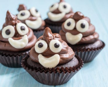 recept för barn, barnrecept, recept, bajs-emoji, poop emoji, kreativ mat, muffins, chokladmuffins, cupcake, frosting, chokladfrosting, baka med barn