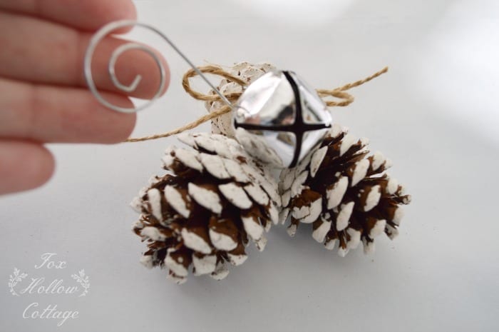 pyssel, pyssla, pysseltips, pysselidé, skapa bättre hälsa, bra hälsa, må bra, kreativitet, skapande, skaparglädje, julpyssel, jul, vinter, kottar, pyssla med kottar, julgran, julgranshänge, ornament, klocka, klockor