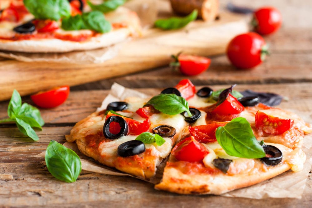 vego, vegopizza, recept, pizza, vegansk pizza, recept, mat, matglädje, inspiration, matinspiration, nyttig pizza, tofu, tofumozzarella, tofu mozzarella, mozzarella, tomater, oliver