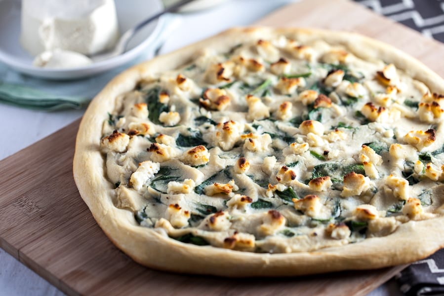 vego, vegopizza, recept, pizza, vegansk pizza, recept, mat, matglädje, inspiration, matinspiration, nyttig pizza, ricotta, vegansk ricotta, spenat, vitlökssås, vegansk vitlökssås