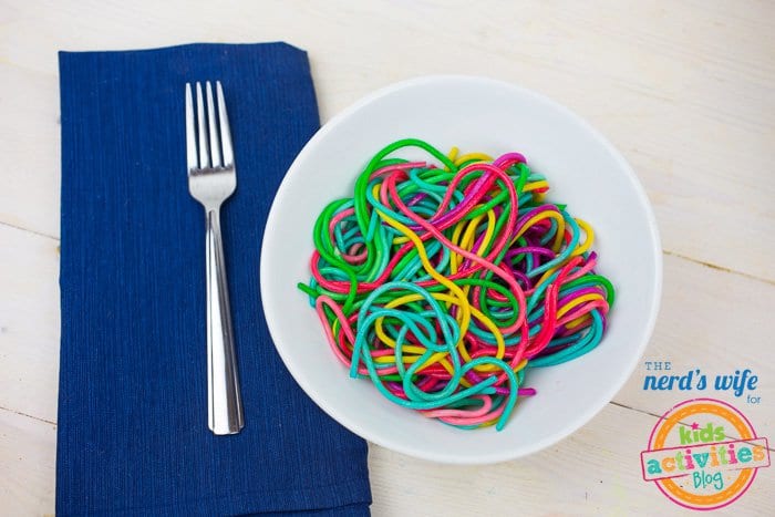 recept, recept för barn, laga mat med barn, baka med barn, baka, baktips, matinspiration, bakinspiration, pyssel, barnpyssel, pyssel för barn, pysseltips, pasta, spaghetti, färga pasta, leka med maten, regnbågens färger, spaghetti i regnbågens färger