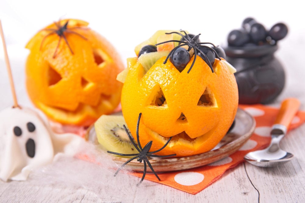 recept, kreativ mat, pyssel, barnpyssel, rolig mat, skapa med mat, halloween, halloweenpyssel, pumpalyktor, apelsinlyktor, karva ur pumpor, karva ur apelsin, fruktsallad, frukter