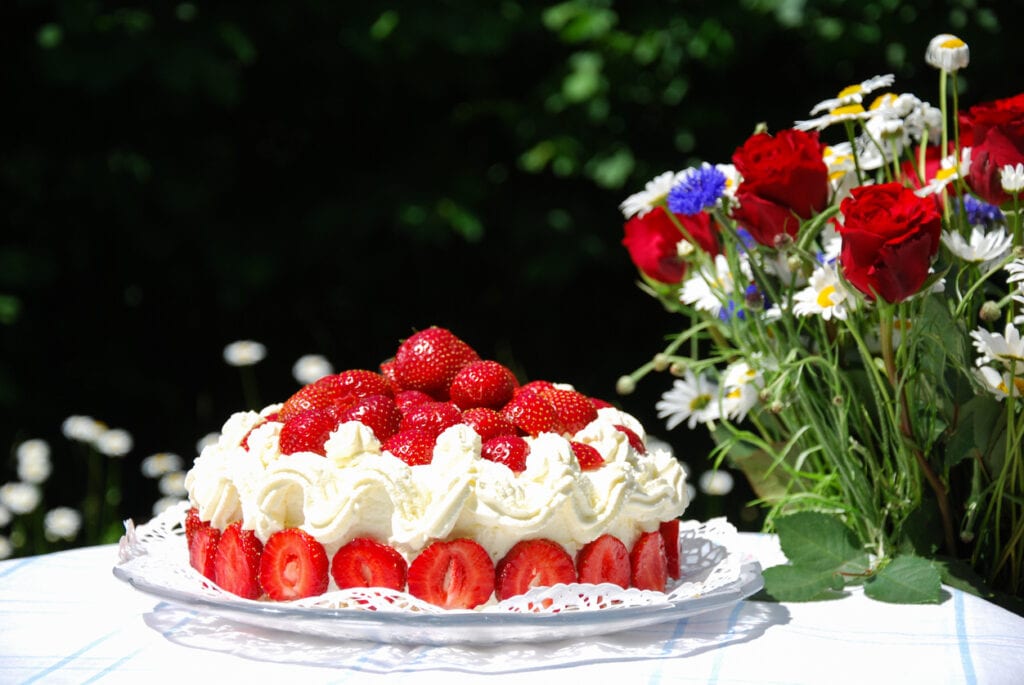 baka, tårta, göra tårta, tårta sommar, jordgubbstårta, glasstårta, tårtrecept, recept