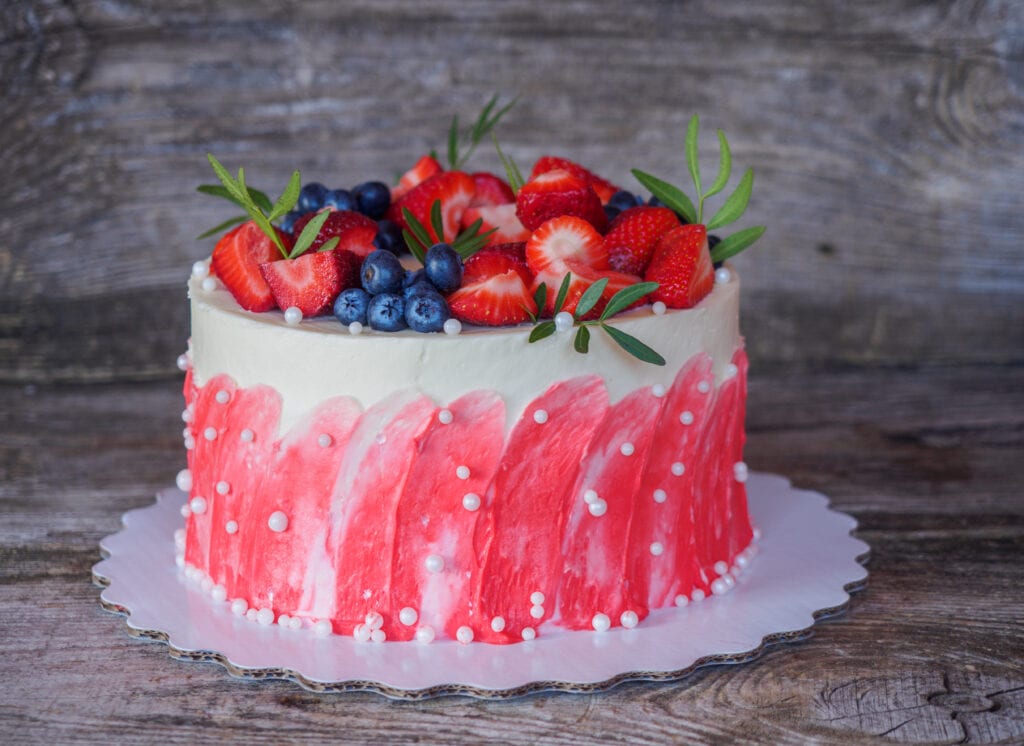 tårta med bär, rosa buttercream
