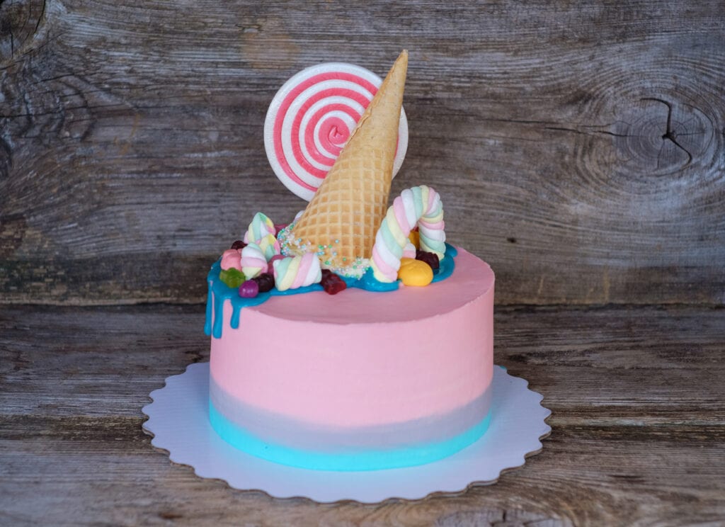 drip cake, tårta med godistopping
