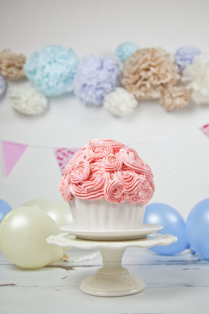 tårta med spritsade blommor, spritsa blommor på tårta, spritsa blommor cupcake, gigantisk cupcake, stor cupcake