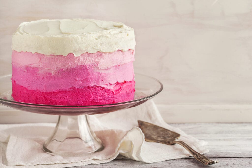 tårta med ombre-effekt, tårta med olika rosa nyanser