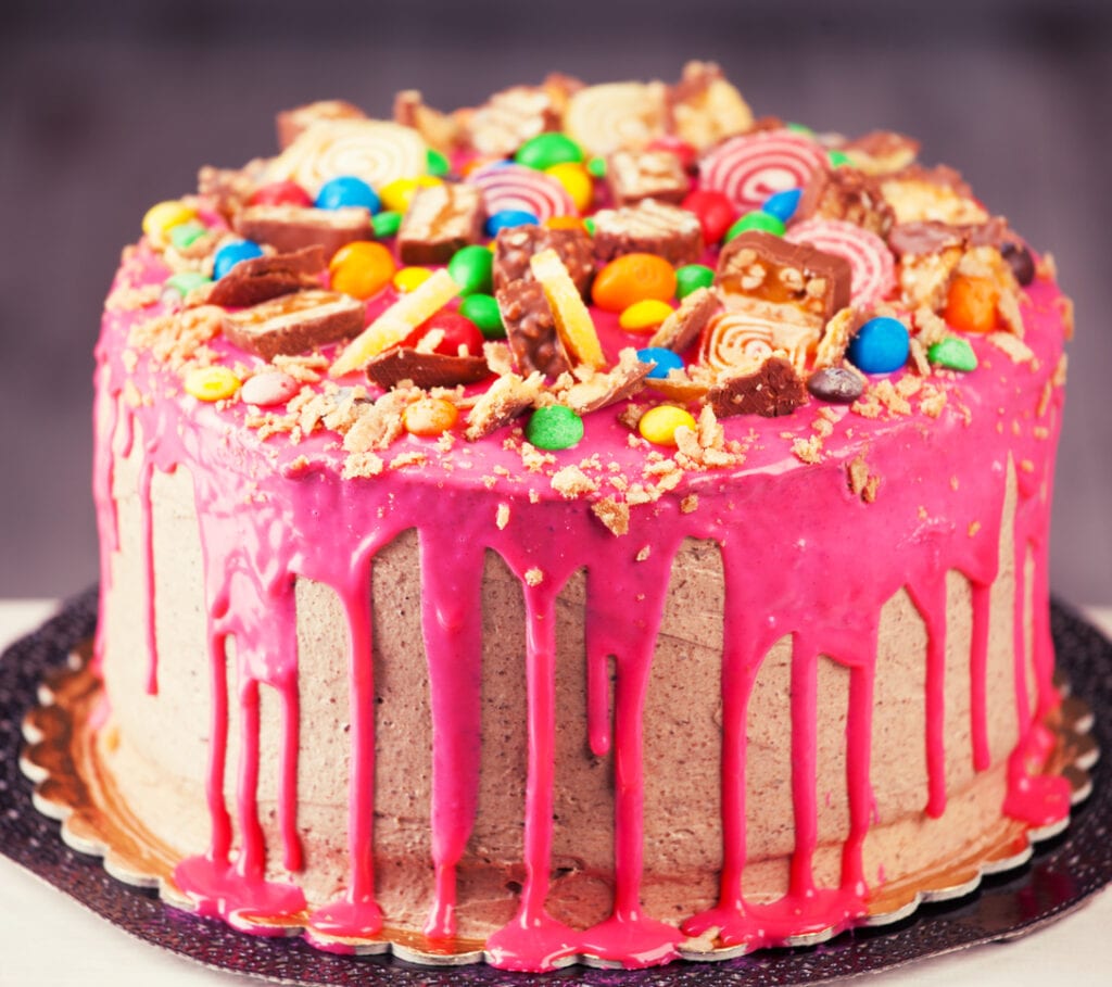 rosa drip cake, ofärgad tårtbotten, vanlig tårtbotten
