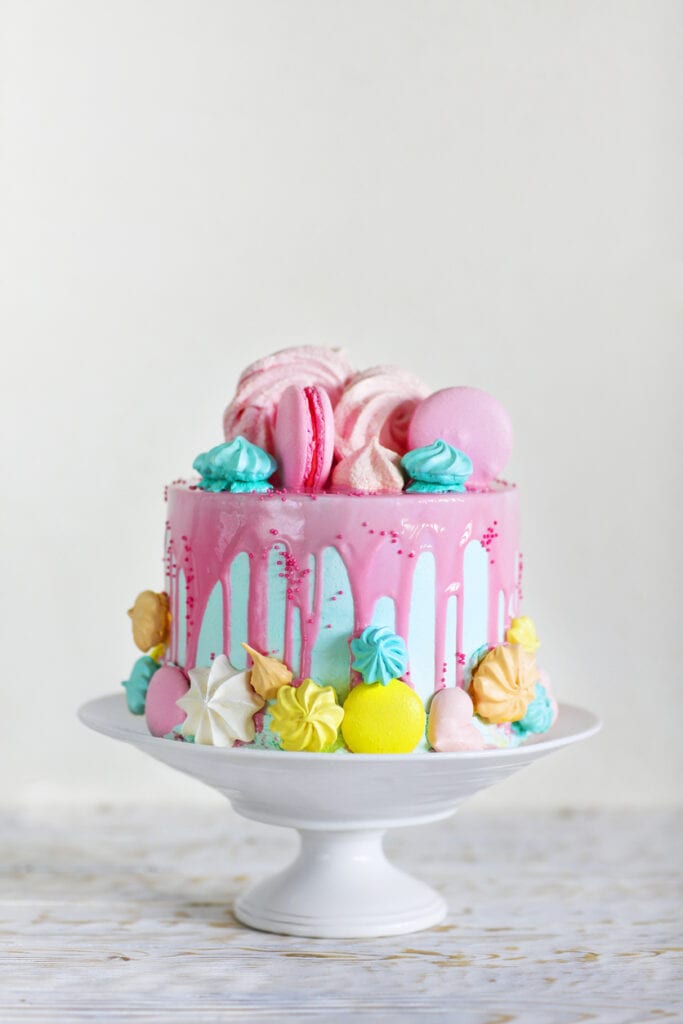drip cake, tårta med maränger, tårta med macaroner
