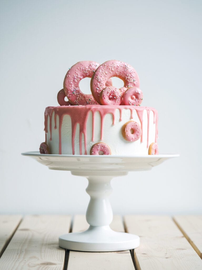 rosa drip cake, donuts på tårta, rosa donuts
