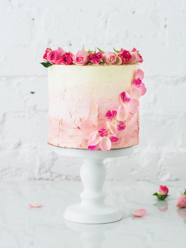 tårta med blommor, bröllopstårta, rosa tårta, tårta med ombre-effekt
