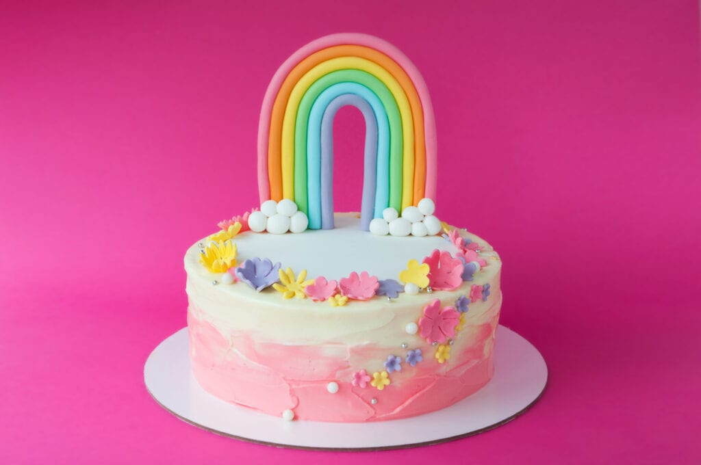 tårta med regnbåge, tårtdekorationer av sugarpaste, göra regnbåge av sugar paste