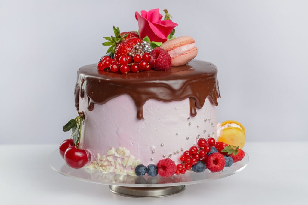 drip cake, rosa tårta med chokladglasyr