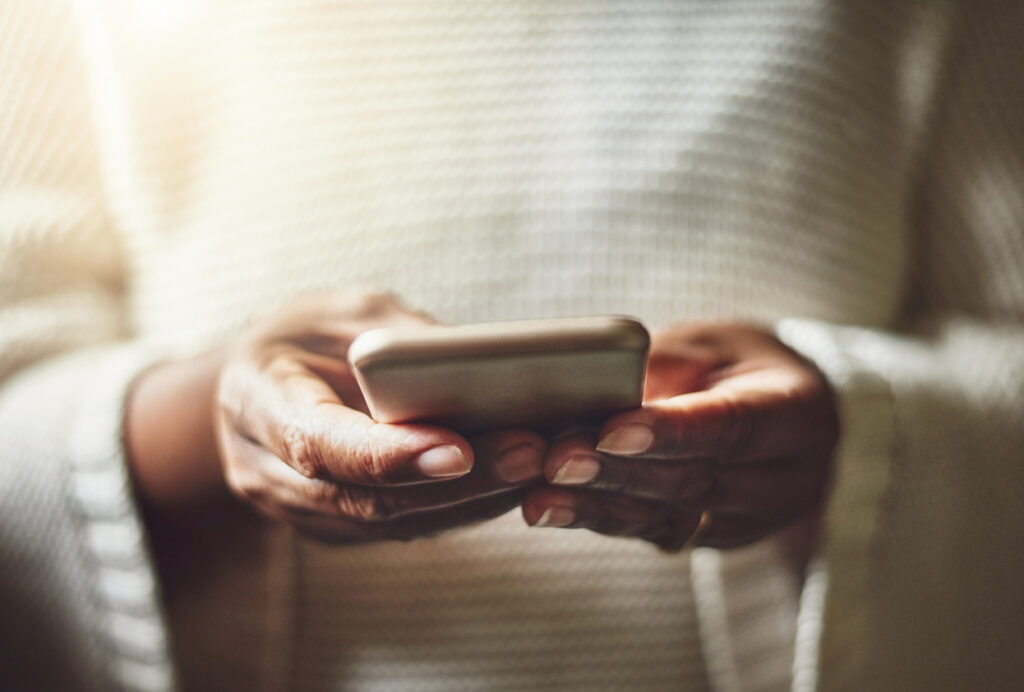 kvinna spelar på mobilcasino