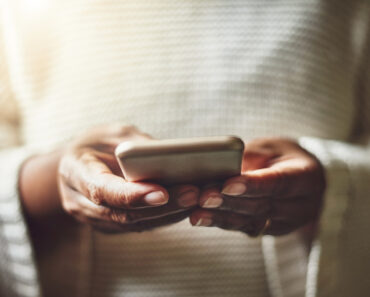 kvinna spelar på mobilcasino